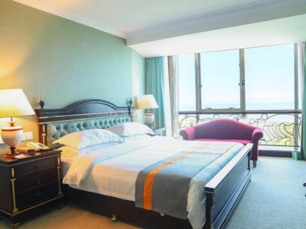Bed in Golden Sea View Hotel Haikou