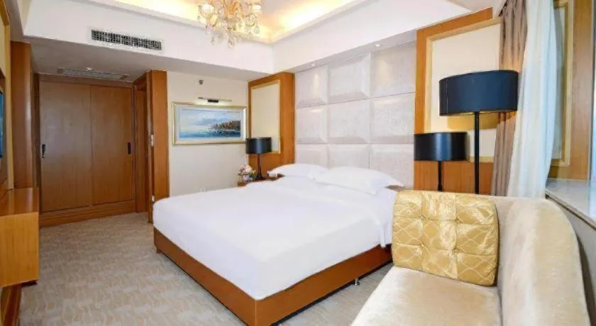 Bed in Golden Sea View Hotel Haikou