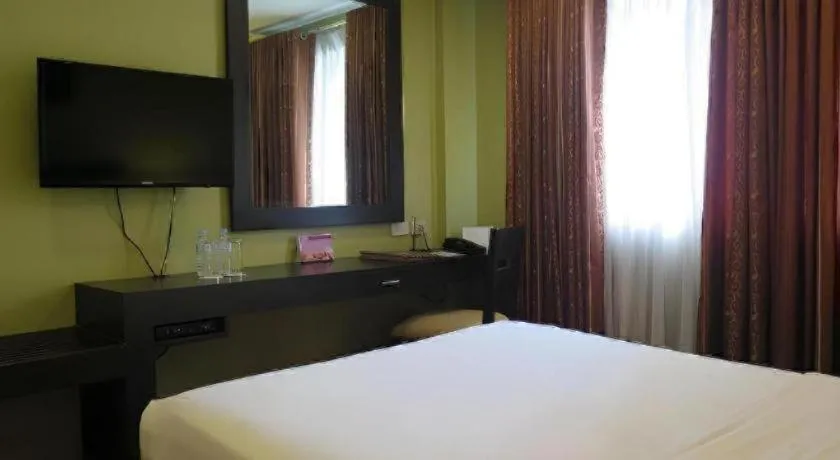 Bed in Home Crest Hotel