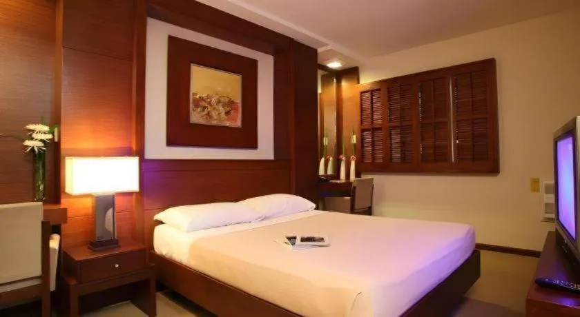 Bed in Amorsolo Mansion Hotel