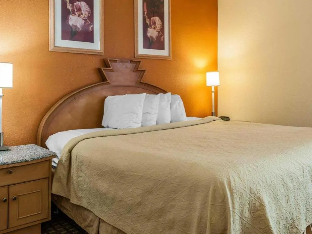 Bed in Quality Inn & Suites Shelbyville I-74