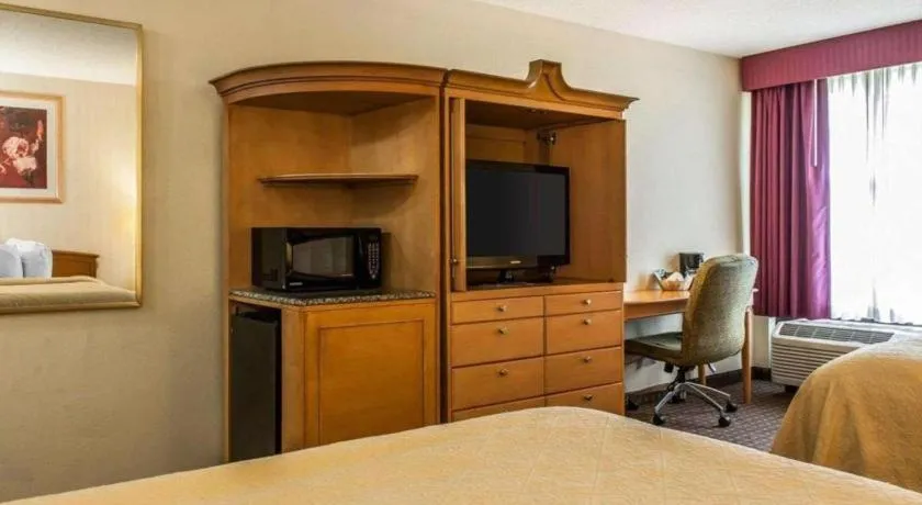 Bed in Quality Inn & Suites Shelbyville I-74