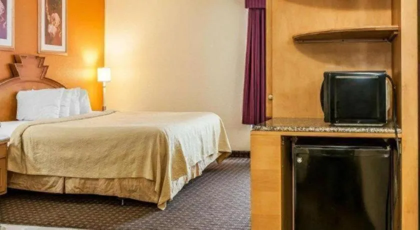 Bed in Quality Inn & Suites Shelbyville I-74