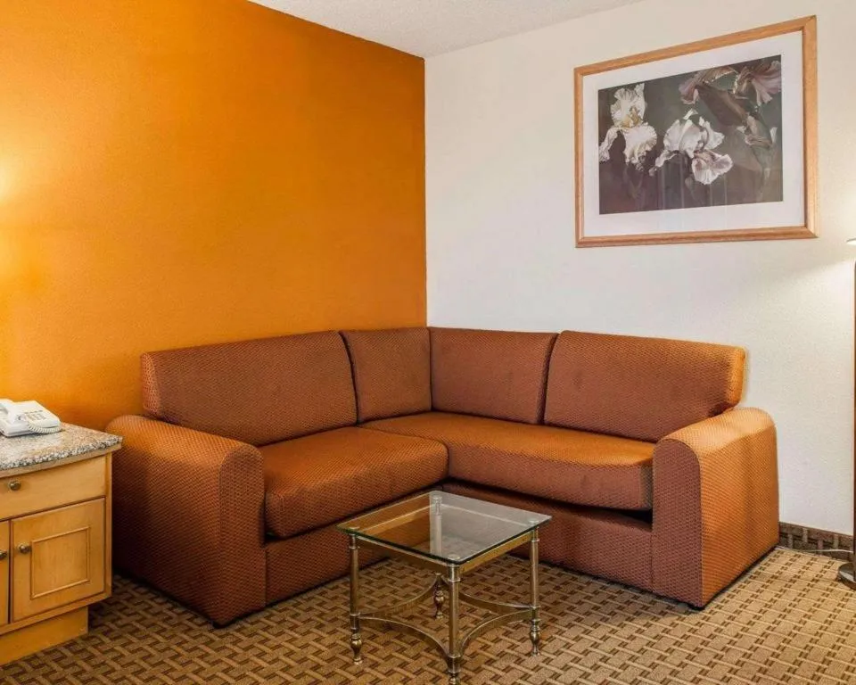 Quality Inn & Suites Shelbyville I-74