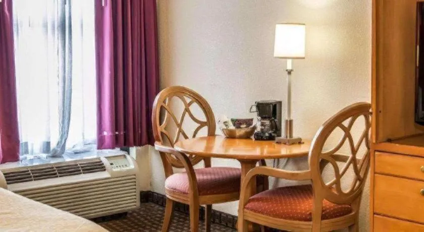 Quality Inn & Suites Shelbyville I-74