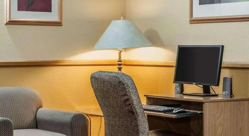 Quality Inn & Suites Shelbyville I-74