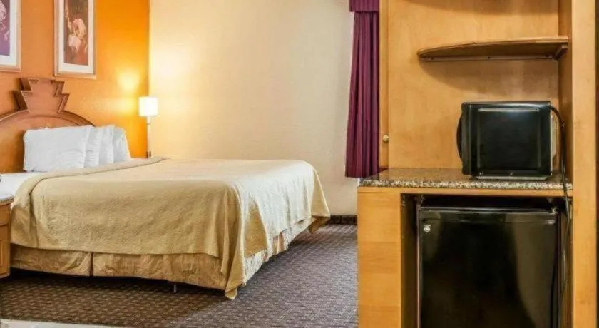 Bed in Quality Inn & Suites Shelbyville I-74