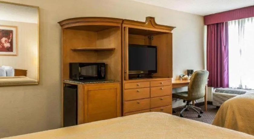 Bed in Quality Inn & Suites Shelbyville I-74