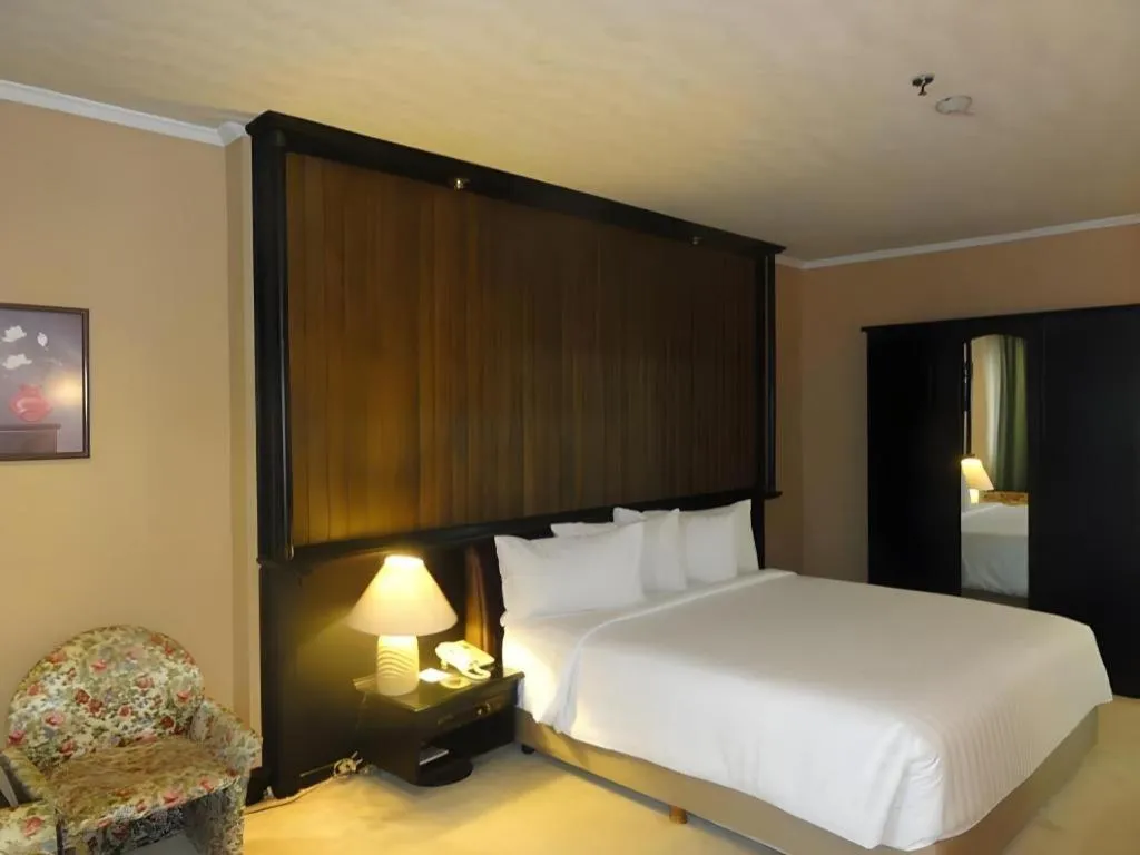 Bed in Regent's Park Hotel at Kayutangan Malang