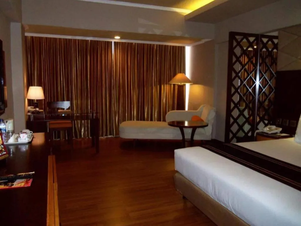 Bed in Regent's Park Hotel at Kayutangan Malang