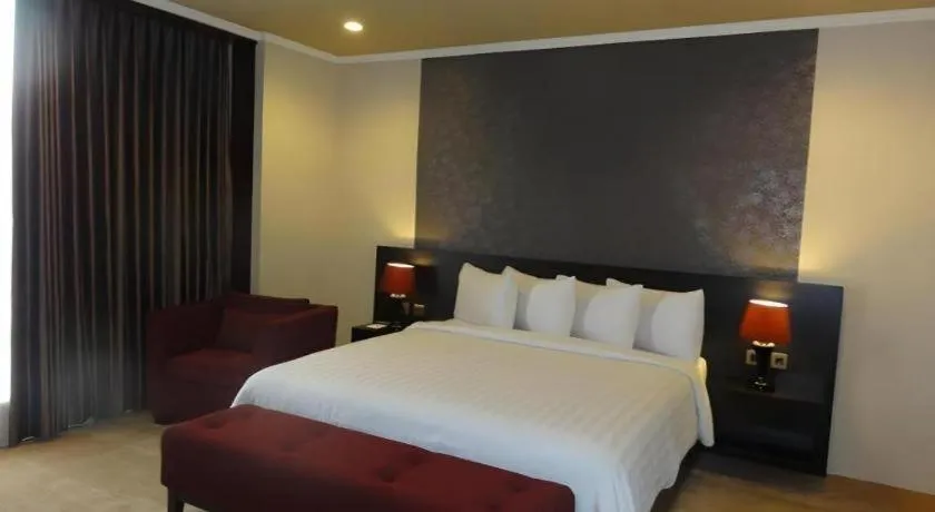 Bed in Regent's Park Hotel at Kayutangan Malang