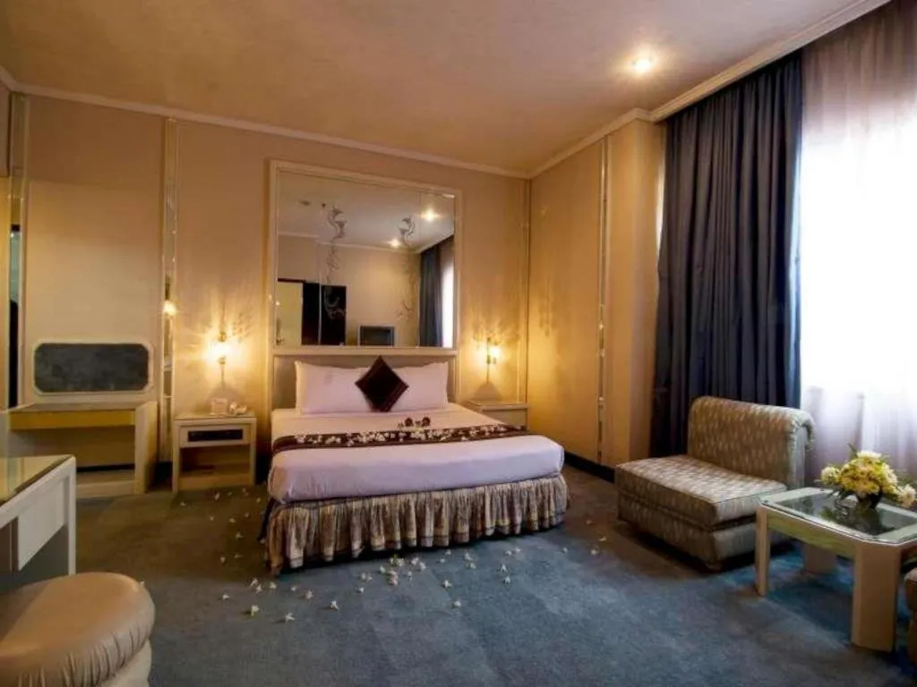 Bed in Regent's Park Hotel at Kayutangan Malang