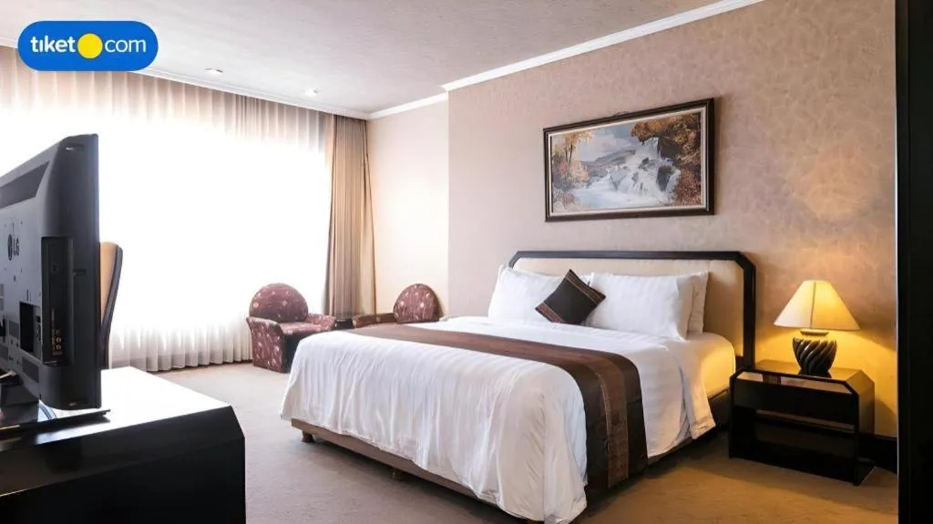 Bed in Regent's Park Hotel at Kayutangan Malang