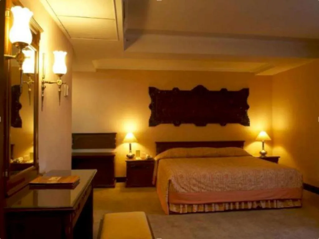 Bed in Regent's Park Hotel at Kayutangan Malang