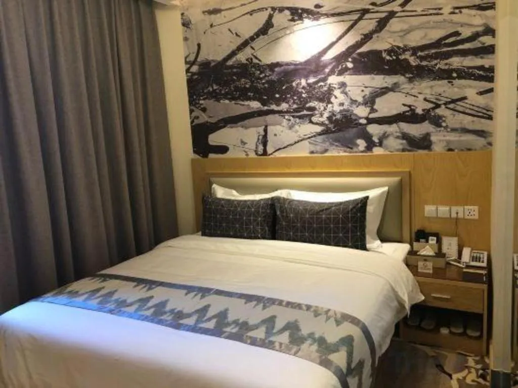 Bed in ST. MORITZ BUSINESS HOTEL