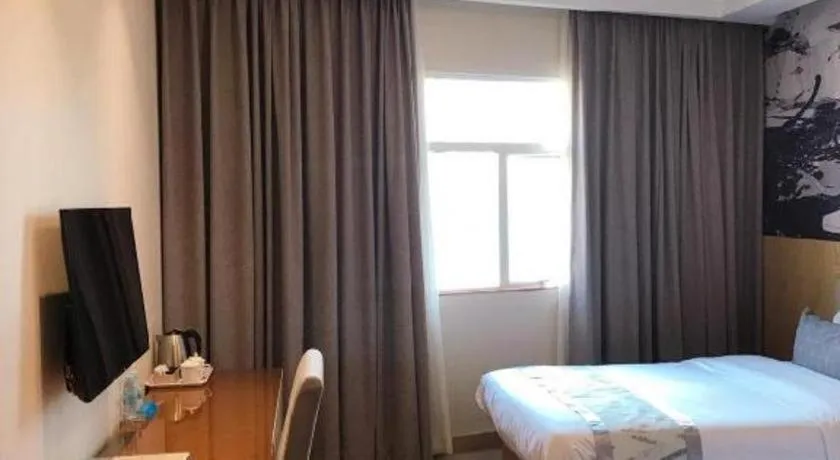 Bed in ST. MORITZ BUSINESS HOTEL