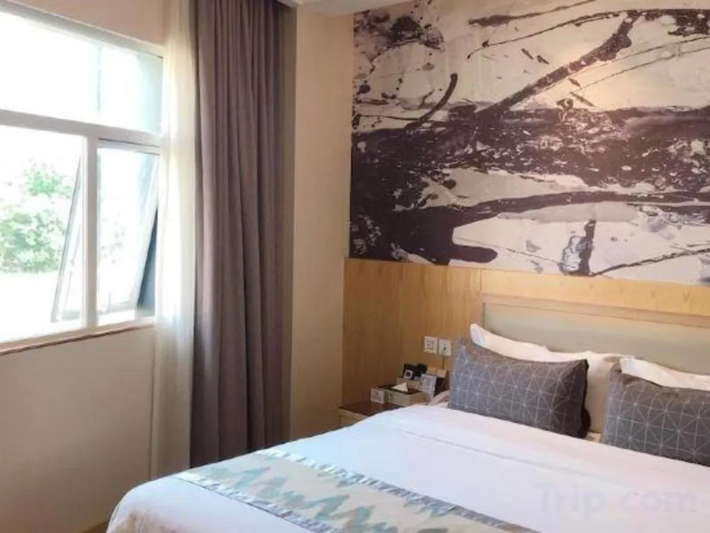 Bed in ST. MORITZ BUSINESS HOTEL