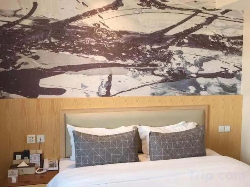 Bed in ST. MORITZ BUSINESS HOTEL