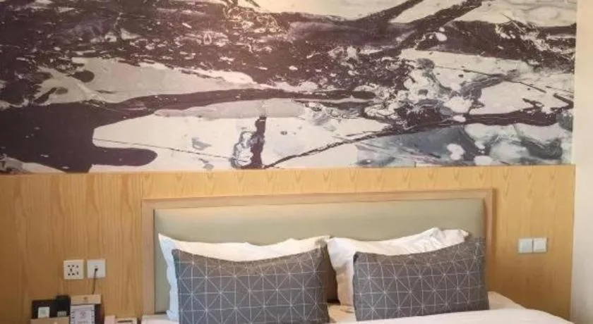 Bed in ST. MORITZ BUSINESS HOTEL
