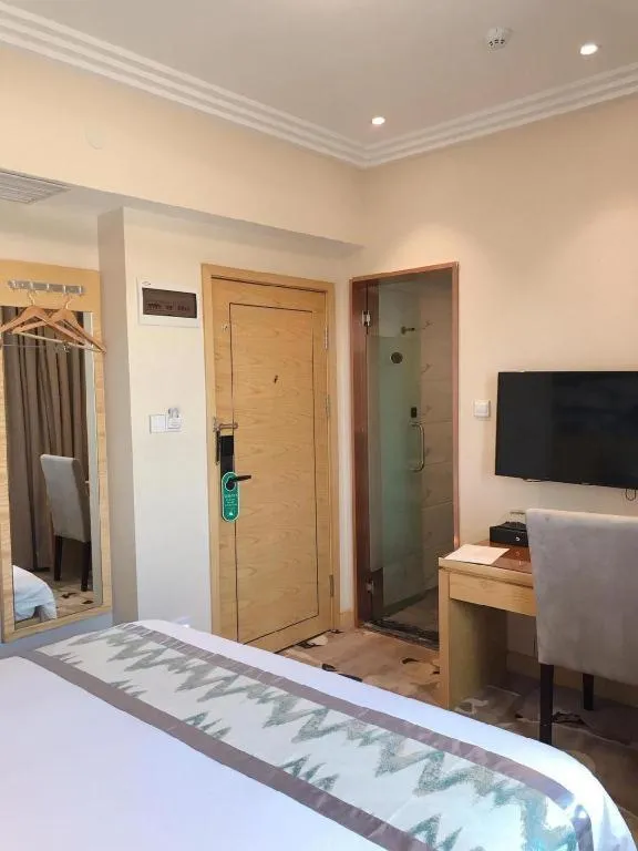 Bed in ST. MORITZ BUSINESS HOTEL