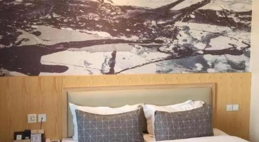 Bed in ST. MORITZ BUSINESS HOTEL