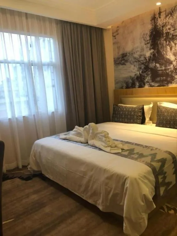 Bed in ST. MORITZ BUSINESS HOTEL