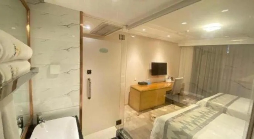 Bed in ST. MORITZ BUSINESS HOTEL