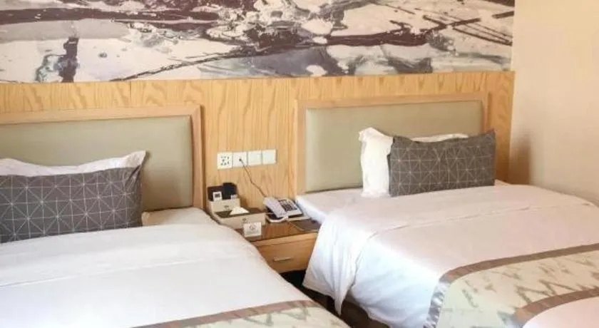 Bed in ST. MORITZ BUSINESS HOTEL