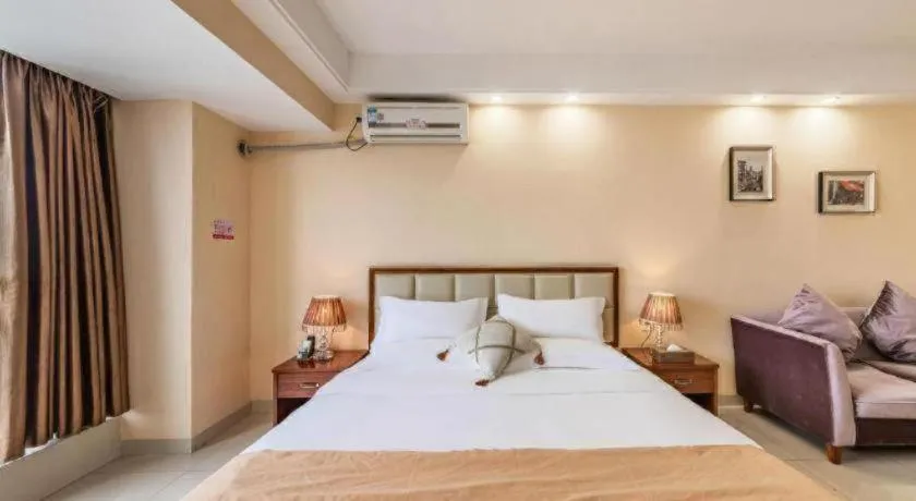 Bed in Foshan Baolong Hotel