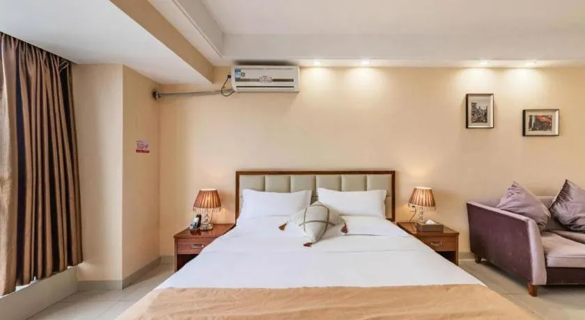 Bed in Foshan Baolong Hotel