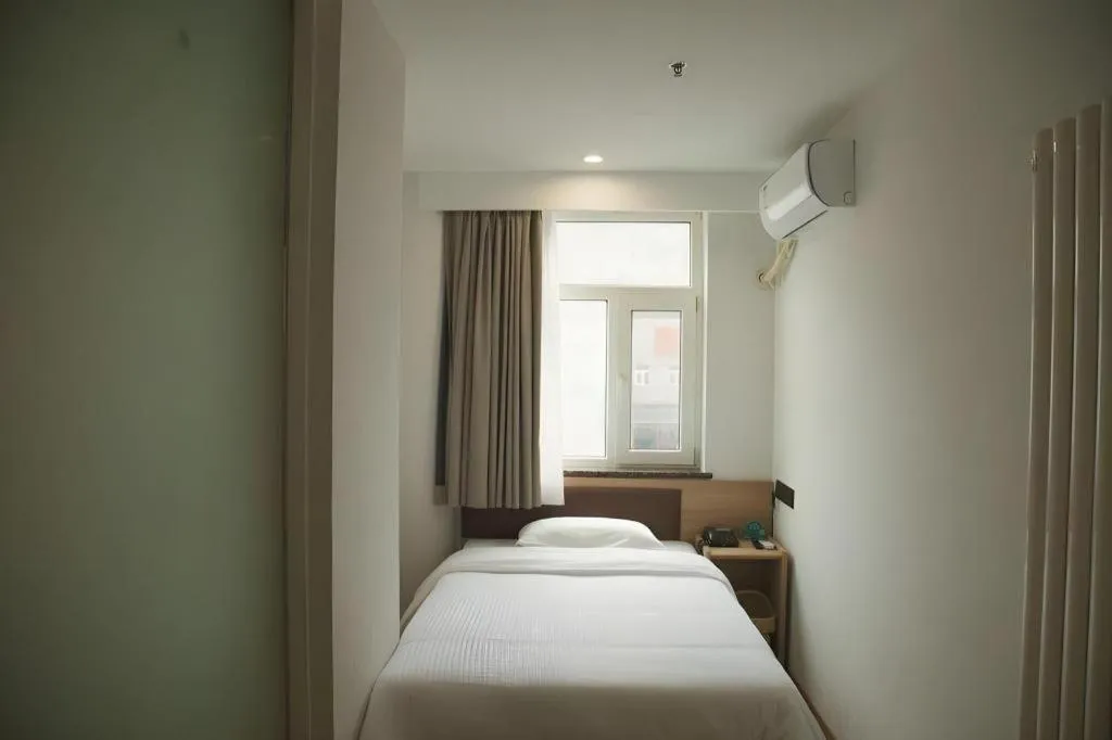 Bed in GreenTree Inn Beijing Chaoyang District Shilihe Subway Station Express Hotel