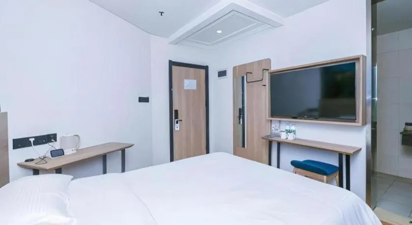 Bed in GreenTree Inn Beijing Chaoyang District Shilihe Subway Station Express Hotel