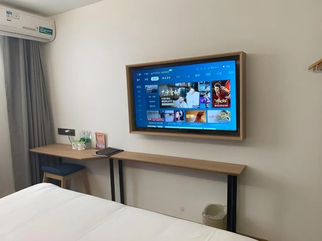 Bed in GreenTree Inn Beijing Chaoyang District Shilihe Subway Station Express Hotel