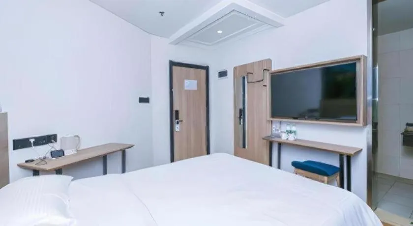 Bed in GreenTree Inn Beijing Chaoyang District Shilihe Subway Station Express Hotel