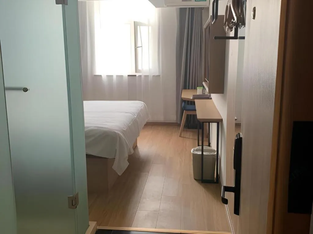 Bed in GreenTree Inn Beijing Chaoyang District Shilihe Subway Station Express Hotel