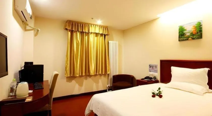 Bed in GreenTree Inn Beijing Chaoyang District Shilihe Subway Station Express Hotel