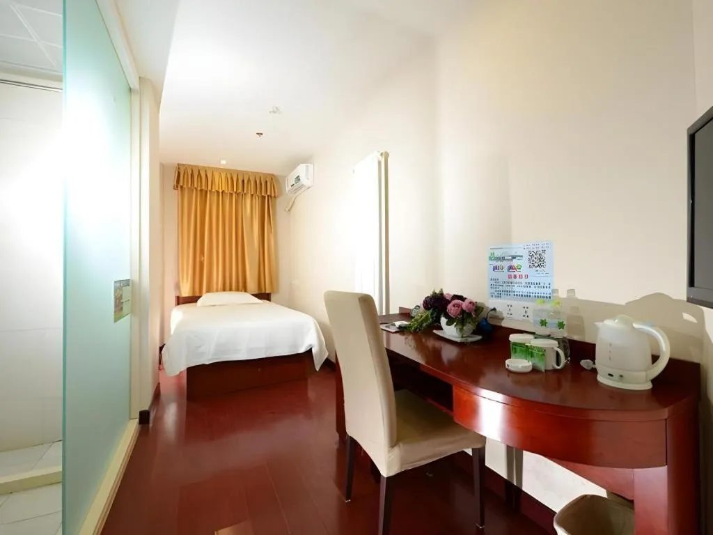 Bed in GreenTree Inn Beijing Chaoyang District Shilihe Subway Station Express Hotel