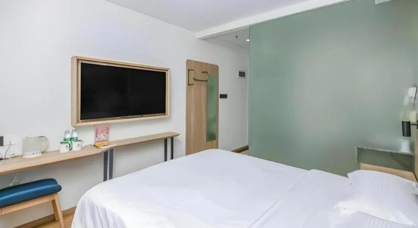 Bed in GreenTree Inn Beijing Chaoyang District Shilihe Subway Station Express Hotel