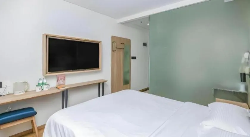 Bed in GreenTree Inn Beijing Chaoyang District Shilihe Subway Station Express Hotel