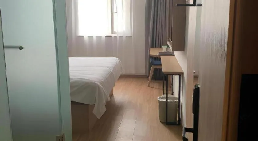 Bed in GreenTree Inn Beijing Chaoyang District Shilihe Subway Station Express Hotel