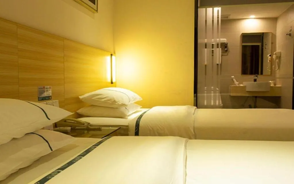 Bed in City Comfort Inn Huanggang Baota Avenue