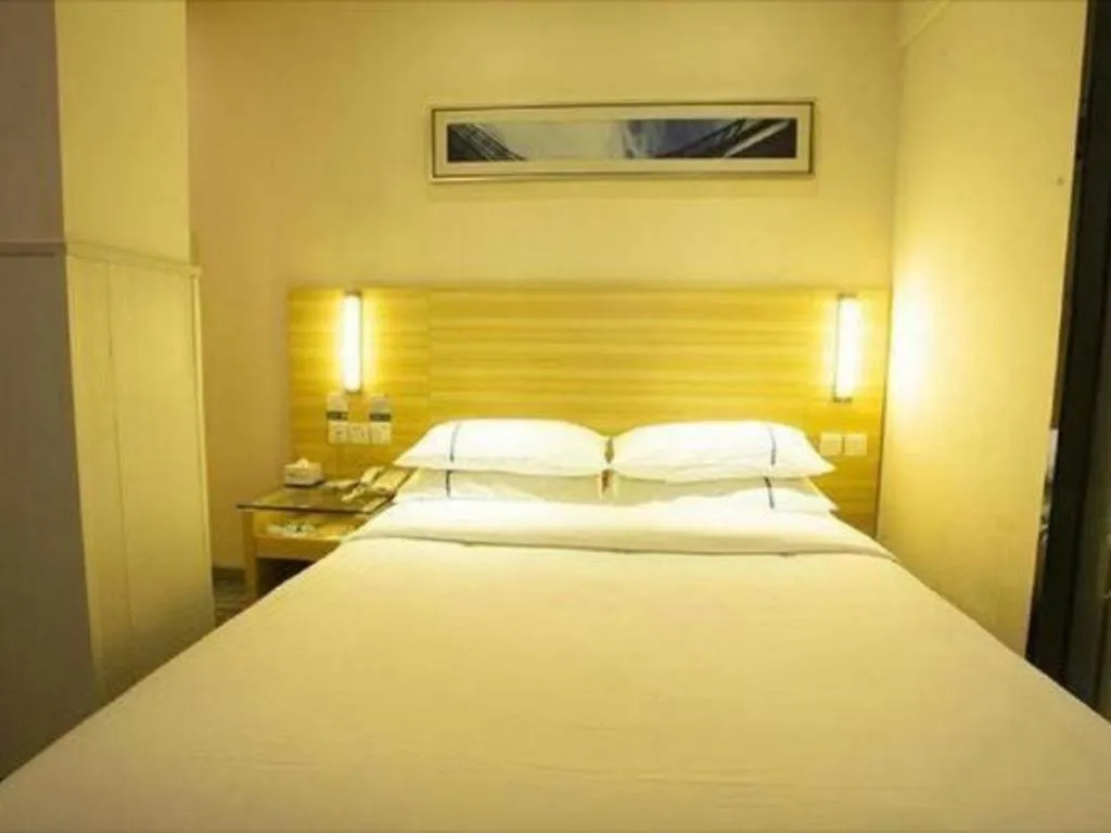 Bed in City Comfort Inn Huanggang Baota Avenue