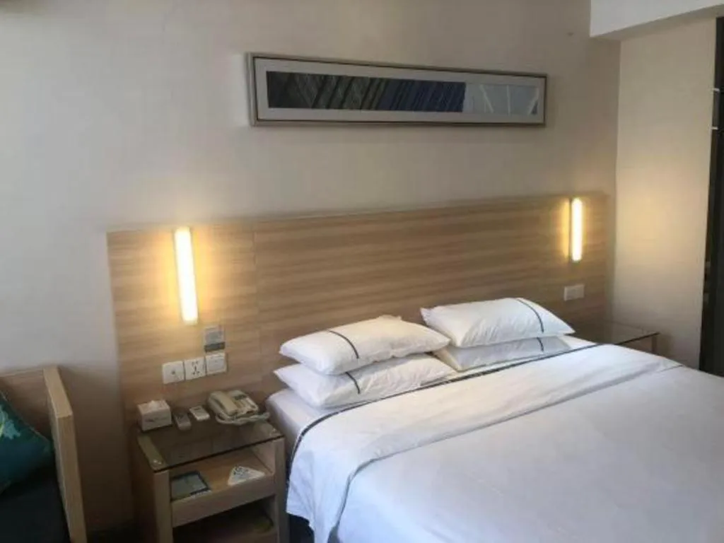 Bed in City Comfort Inn Huanggang Baota Avenue