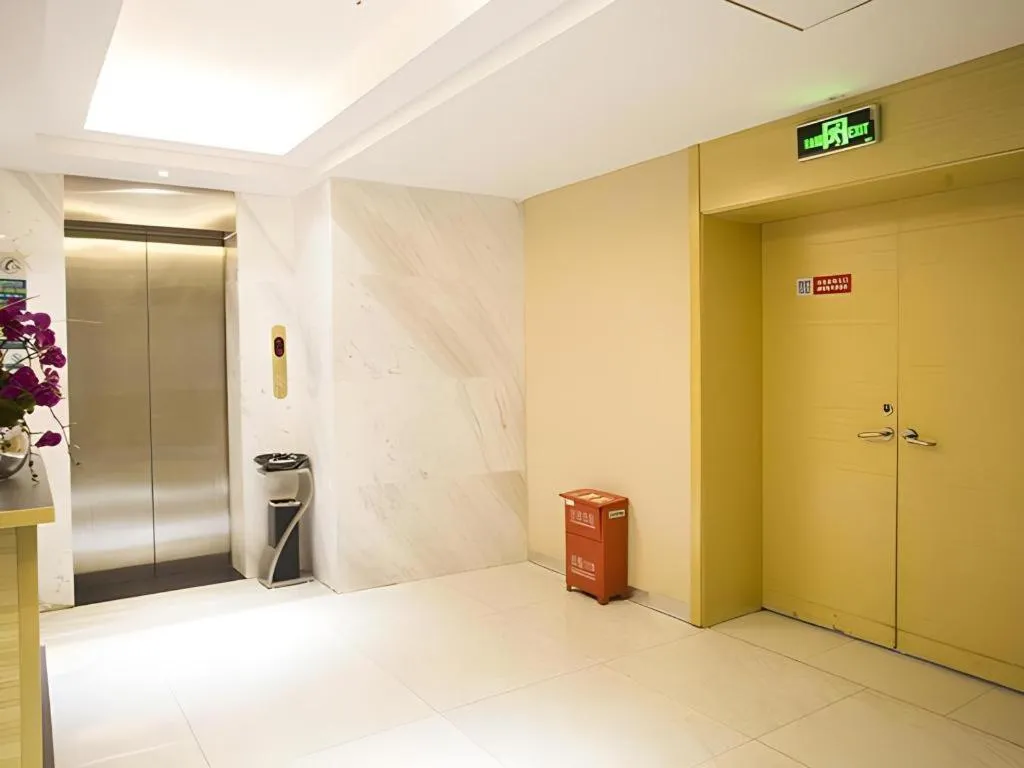 Bed in City Comfort Inn Huanggang Baota Avenue