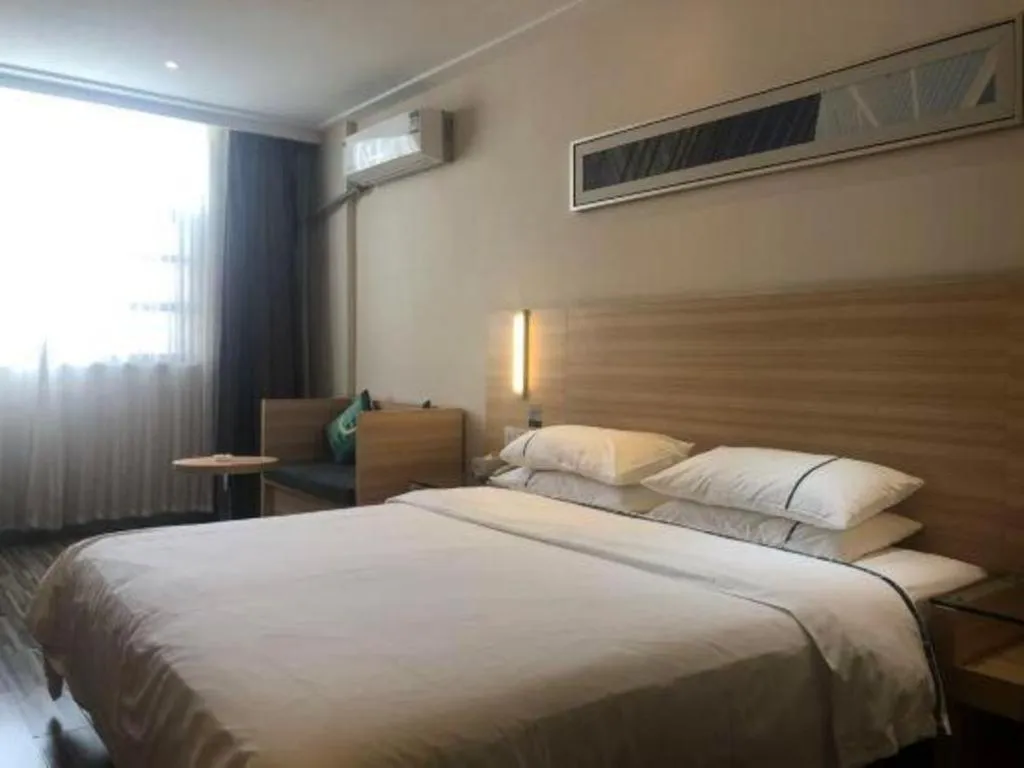 Bed in City Comfort Inn Huanggang Baota Avenue