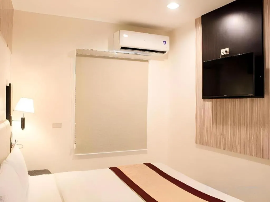 Bed in Majestic Hotel Manila - Formerly Octagon Mansion Hotel Manila