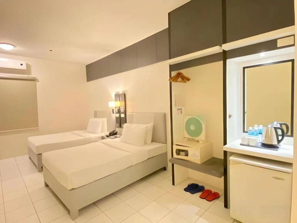 Bed in Majestic Hotel Manila - Formerly Octagon Mansion Hotel Manila