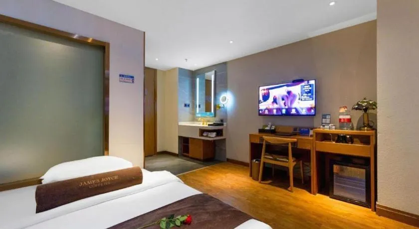 Bed in James Joyce Coffetel Xi'an Lingtong The Terracotta Army Huaqingchi University Town Metro Station