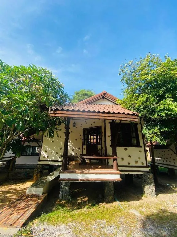 Alongkot Beach Resort Khanom