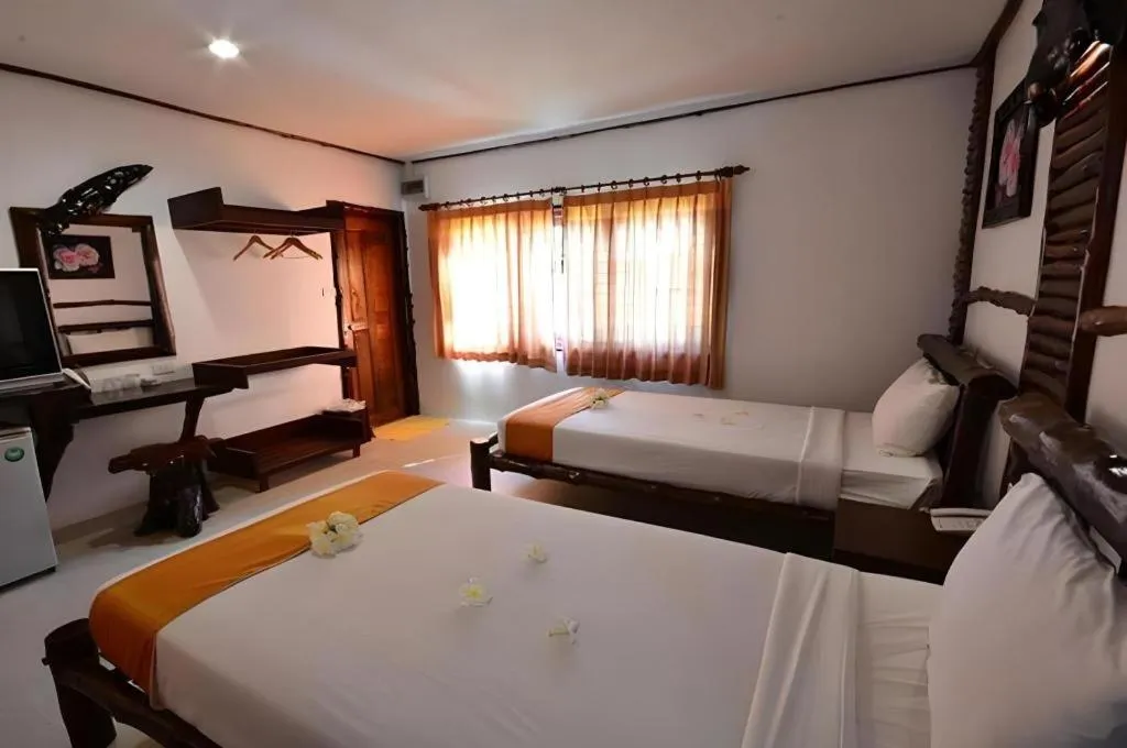Bed in Alongkot Beach Resort Khanom